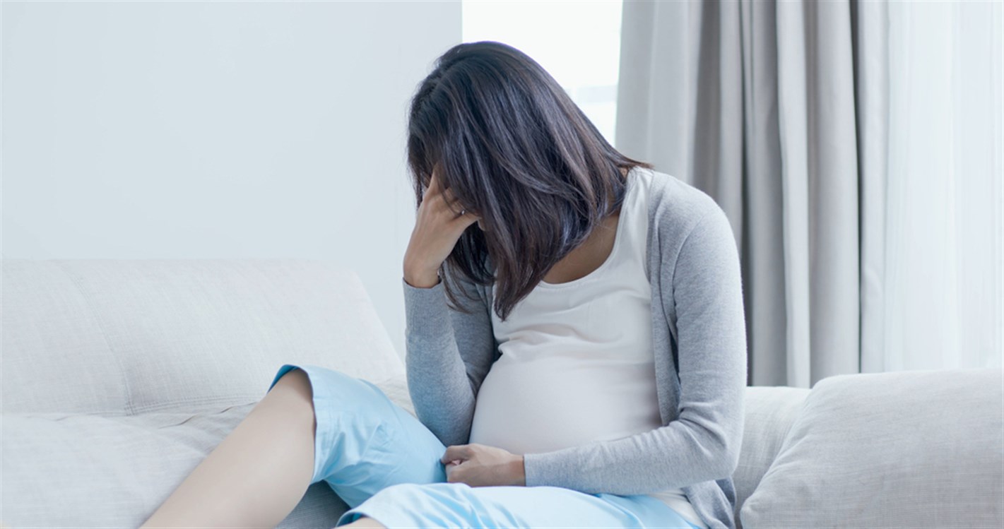 ما هي أسباب الإفرازات البنية خلال فترة الحمل؟